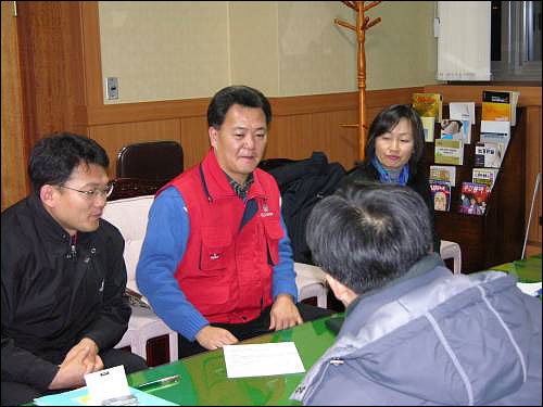 경기도교육감과의 면담을 마치고 동행한 집행부에게 상황을 설명하는 박석균 전교조 경기지부장(가운데) 